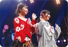 ランウェイを歩く出演者